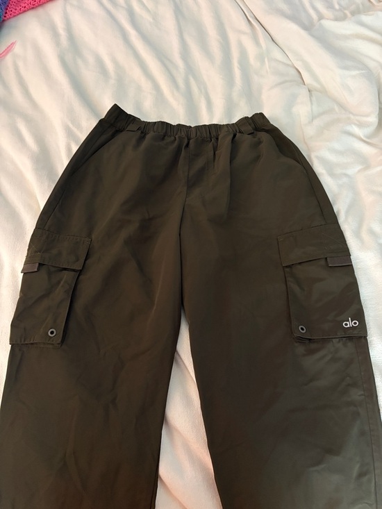 ALO Yoga Pants - Alo It Girl Olive Cargo Pants